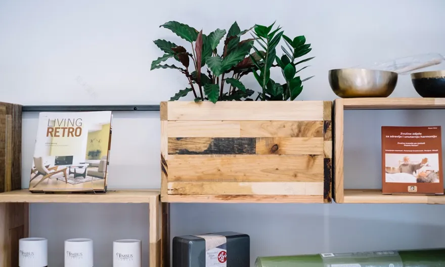 关爱环境与人的克罗地亚书店设计-12