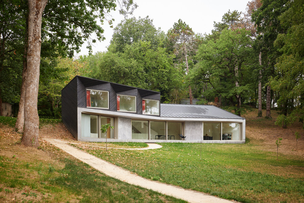 法国 V 字住宅 | 嵌入林间的自然几何空间-16