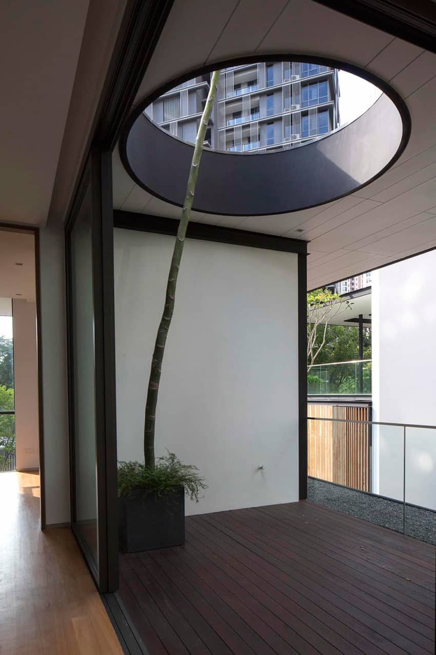 A Home With Emphasis on the Relation Between the Indoors and the Outdoors in Singapore-4