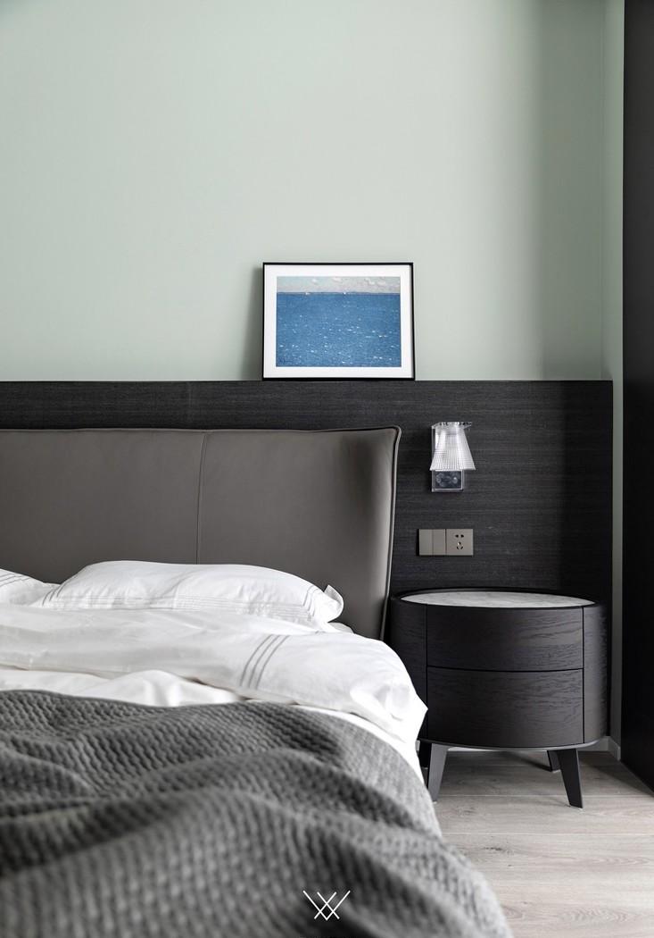 旧房翻新 | 环形落地窗主卧设计，功能与美学的完美融合-4