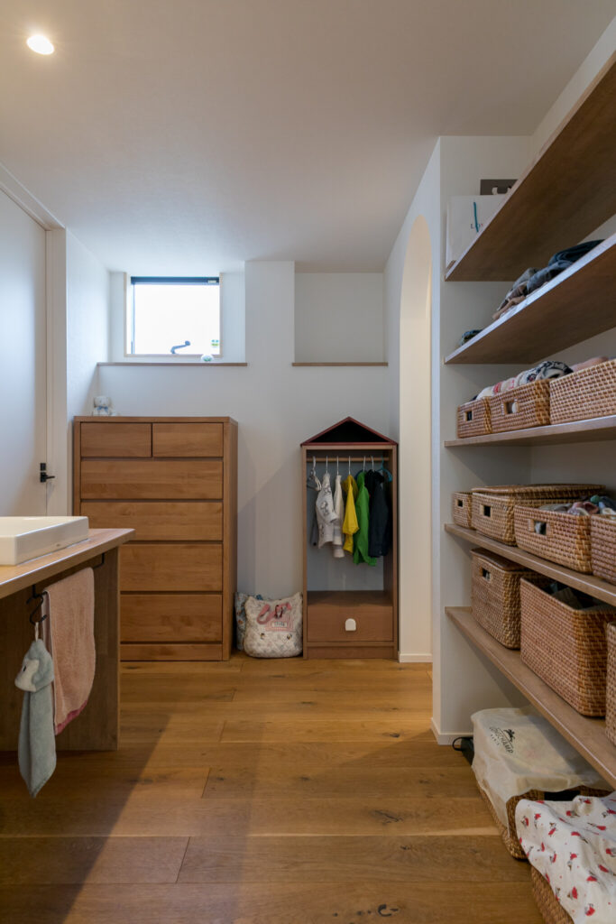 プライバシーと開放感を両立 二重の凸型形状がもたらす起伏ある大空間 | Style of Life | 100%LiFE-14