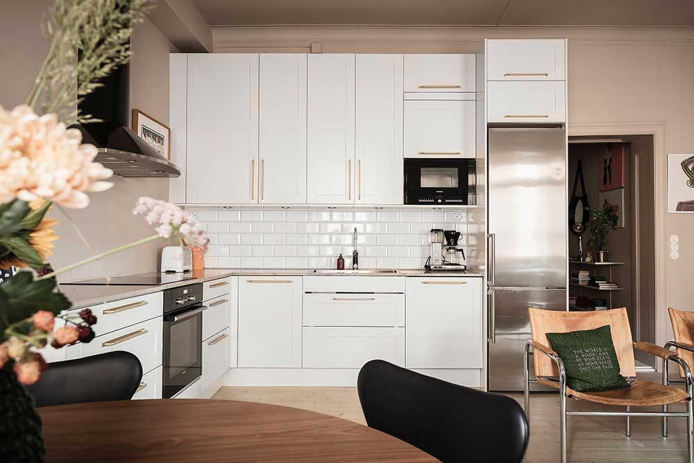 瑞典 48 平米趣味公寓 | 暖色调与幽默壁画完美结合-12