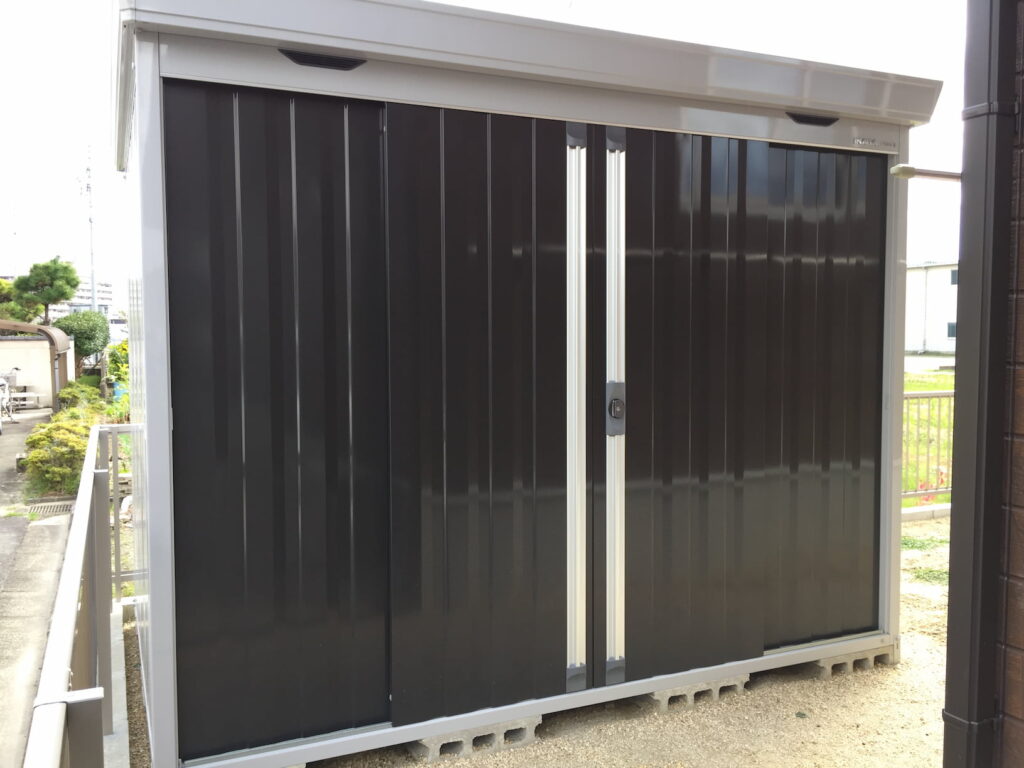 縦格子の目隠しアルミフェンスでプライバシーを確保した外構-30