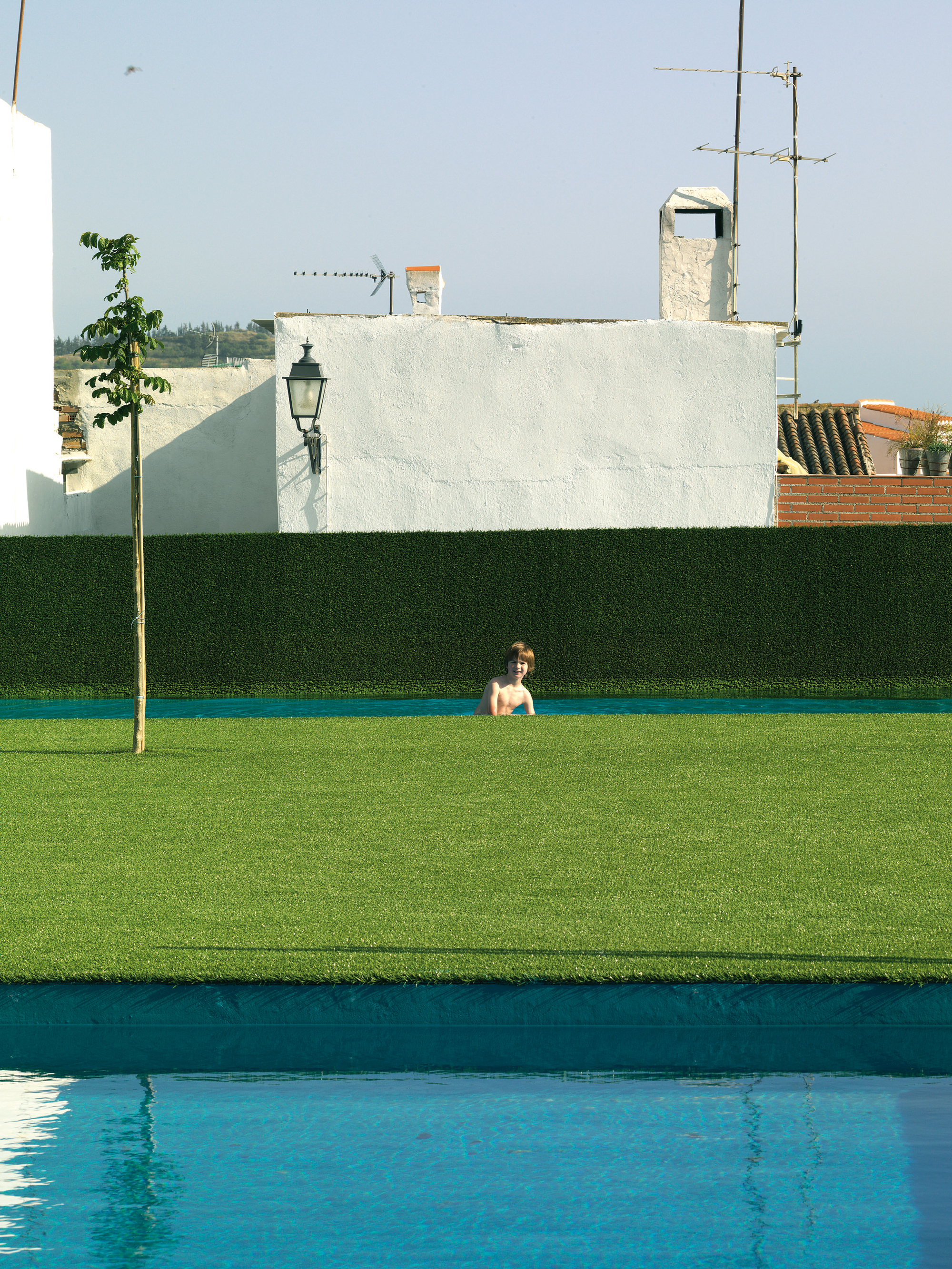 Public Pool on a Urban Artificial Valley / DJ Arquitectura-25