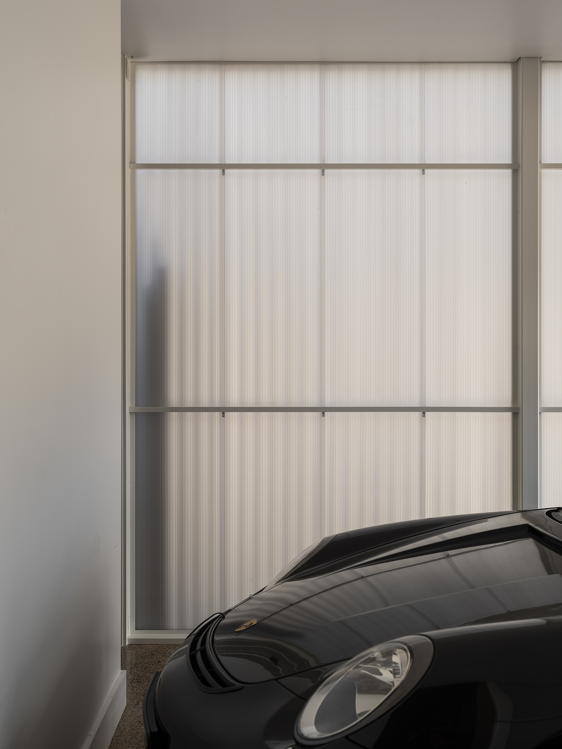 土屋；土房；地屋

注：Earth House常见有表示用泥土等建造的房屋这类意思，土屋土房较为契合生活中常见说法；地屋在一些特定语境下表达建在地面下或与土地紧密结合的房屋也合理，由于不清楚具体语境，难以给出绝对唯一准确翻译，如果有更详细语境信息，烦请提供 丨新西兰奥克兰丨Adele McNab Architects-22