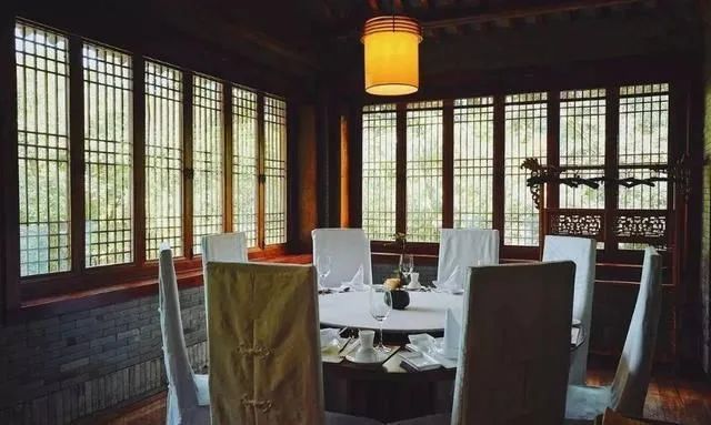 50岁的大叔,将破宅改造成别墅,里面的院子,都是诗意。-50