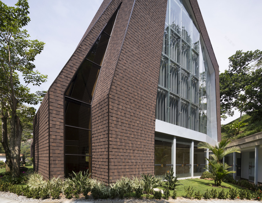 折叠屋顶下的绿意教堂-20