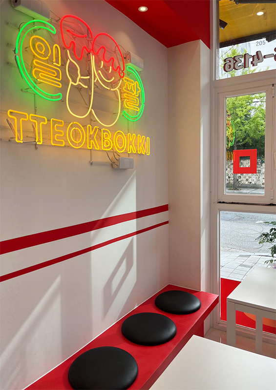 首尔韩式炒年糕餐厅 | 白色与红色的时尚碰撞-13