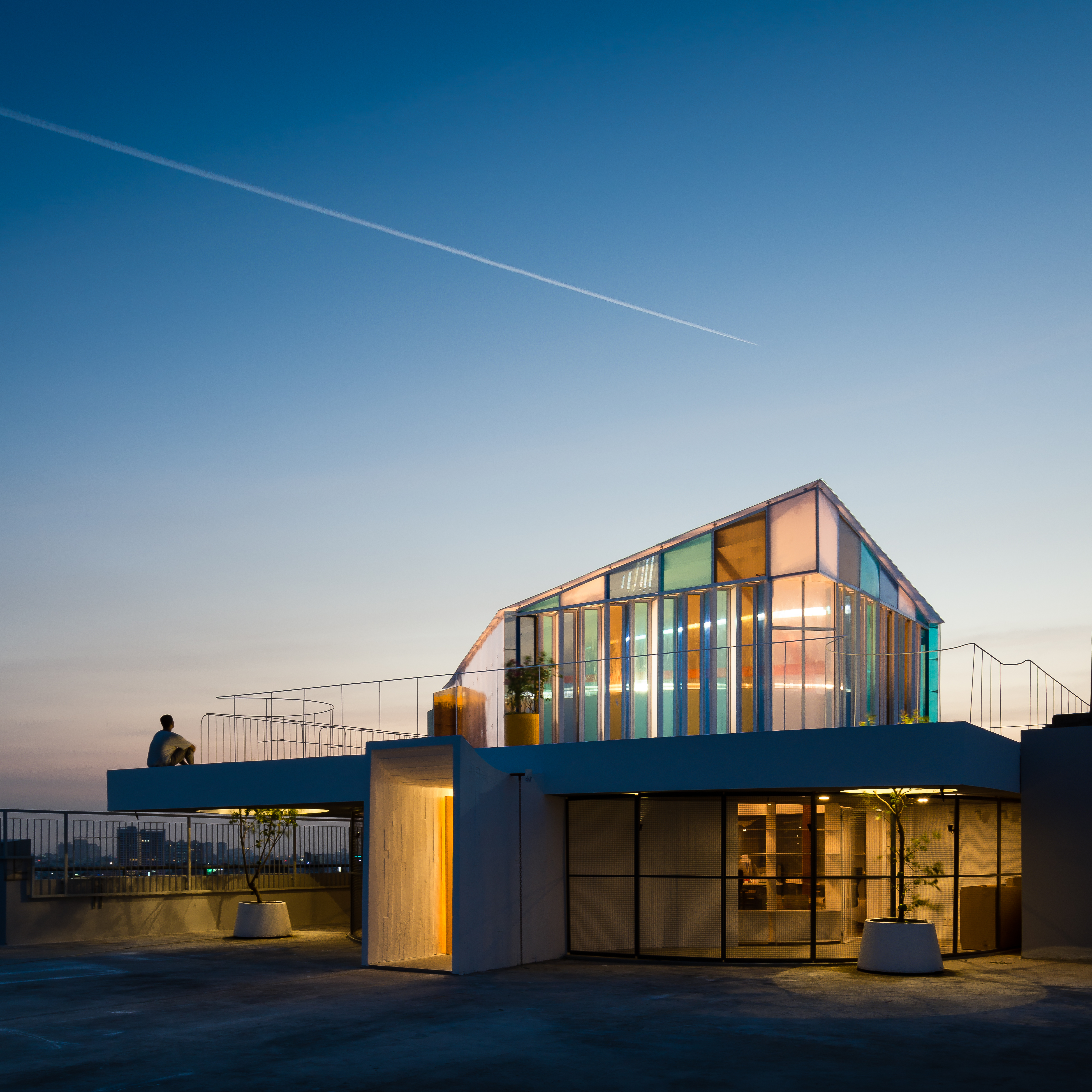 浪漫色彩的女性专属办公空间-6