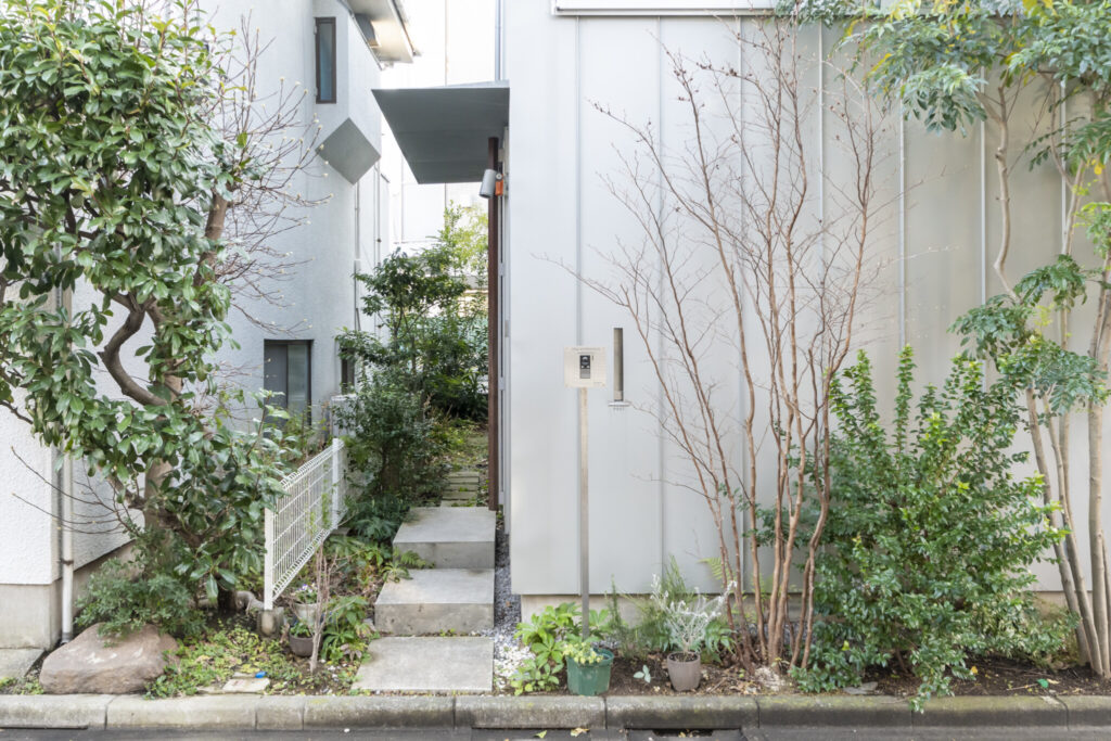 “路地庭”と“屋根庭”のある家　吹き抜けの窓を開けると心地の良い半屋外空間に | Architecture | 100%LiFE-17