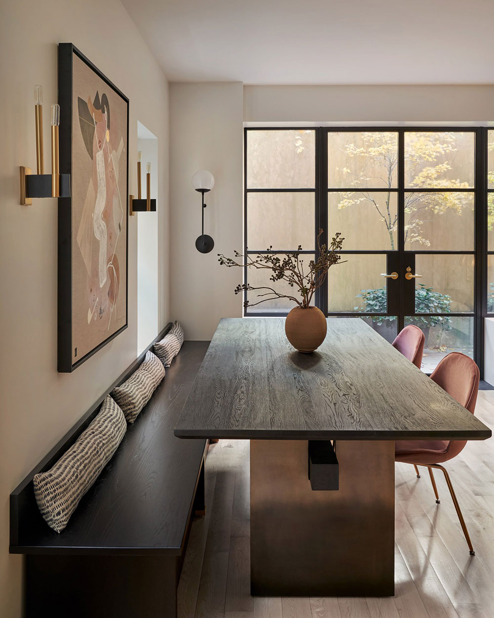 带有黑色细节和精致装饰的温馨现代纽约公寓-2