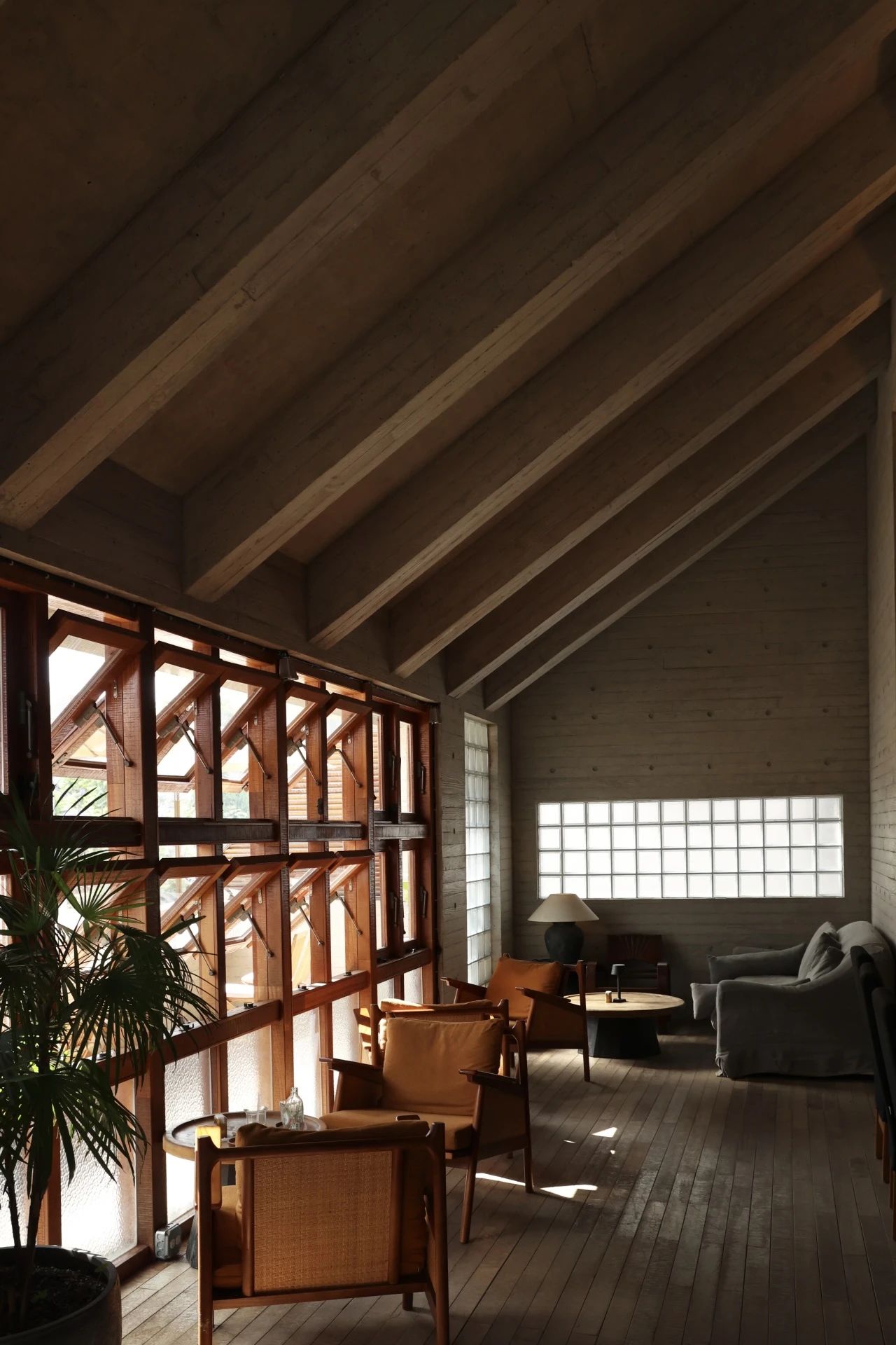 在洱海边爆红后，八旬用12年造伙山酒店，一砖一石皆用情-75