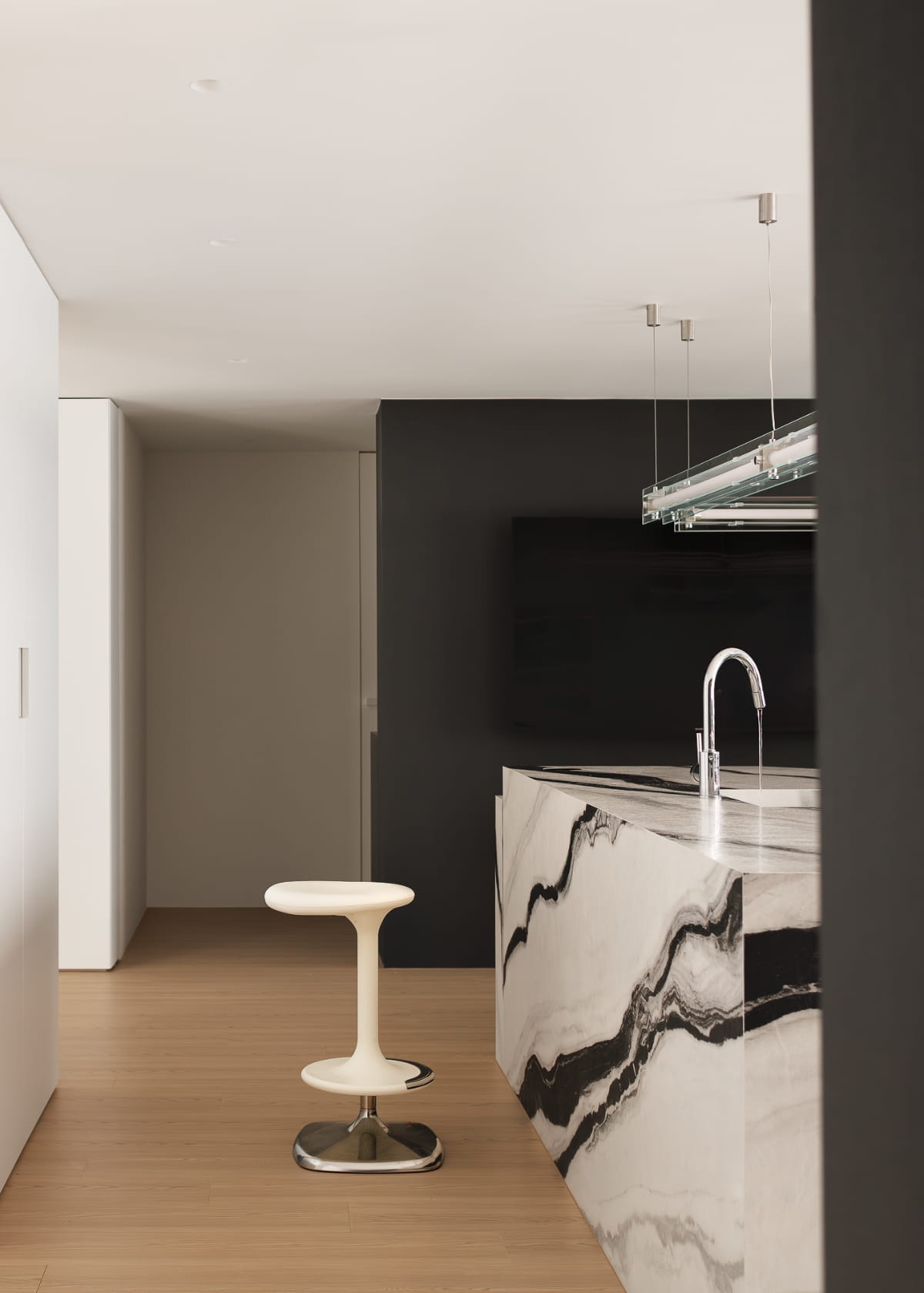 剥离繁杂,黑白描绘生活的纯粹与本真丨赫设计-6