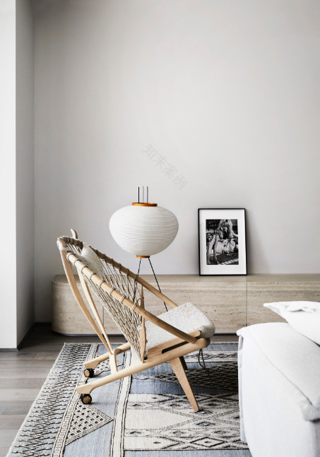 金色的;金黄色的;金的;金制的-23