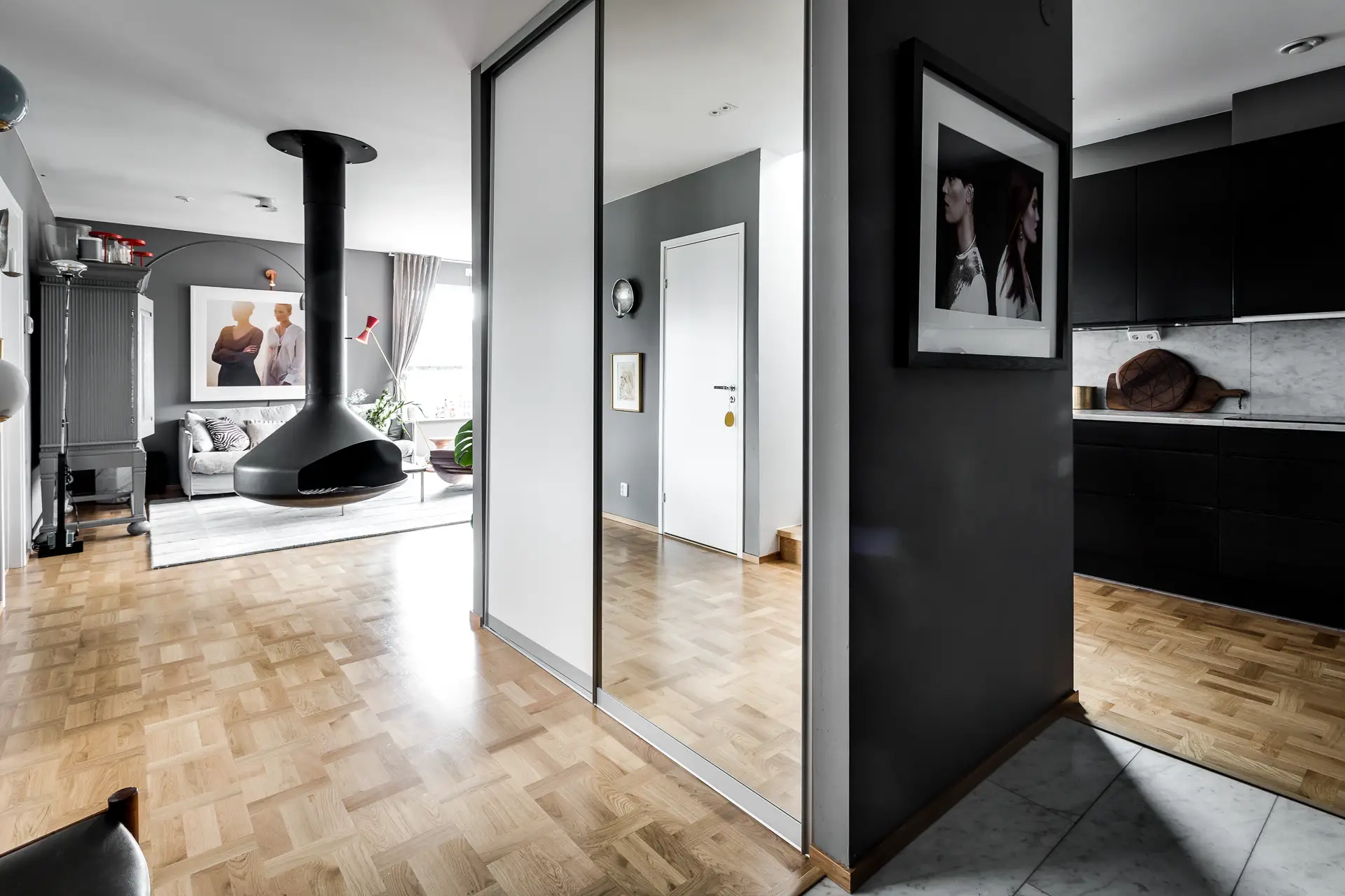 极简灰色公寓中的法国设计金属壁炉-2