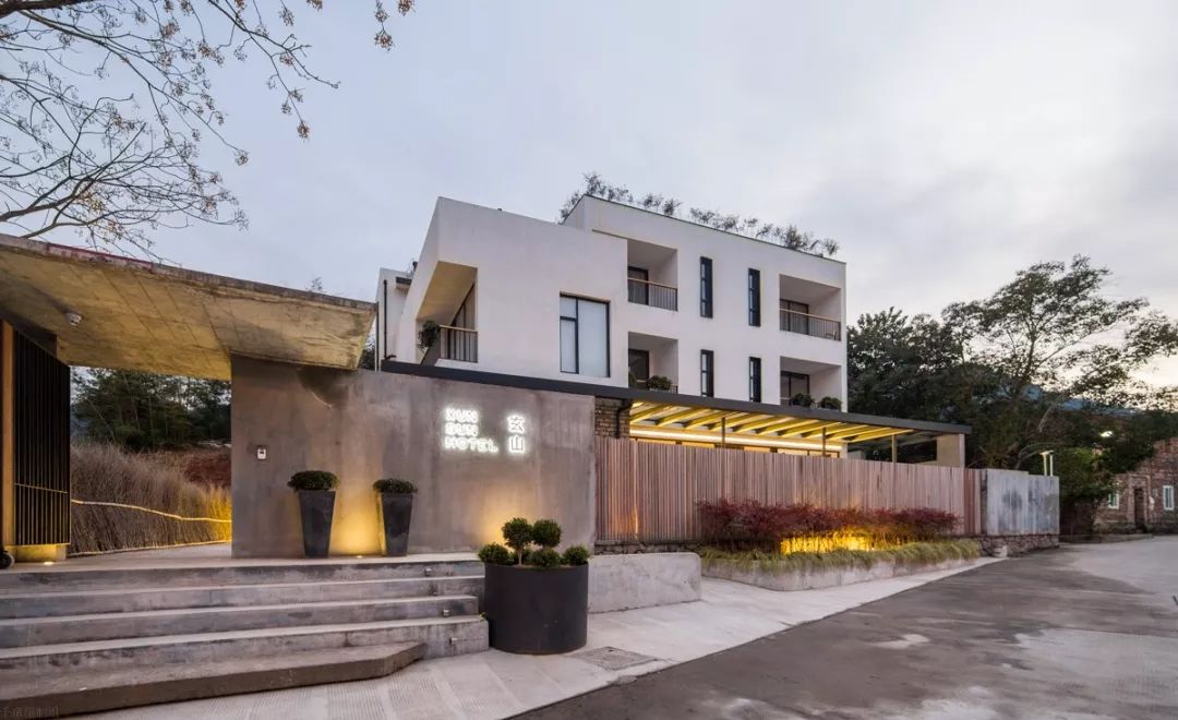 民宿设计，不论是重建或扩建、运用设计的加法或减法、还是采用在地材料，不仅能使荒废破旧的乡下老宅焕然一新，也能重塑一方水土。-49