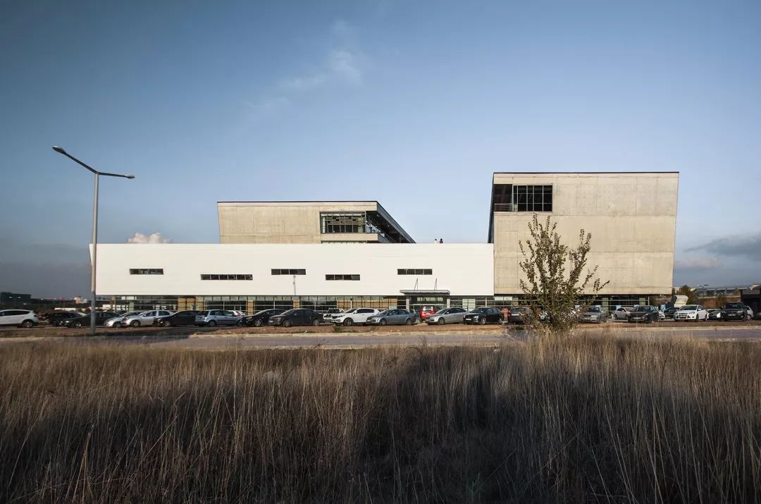 科技园区中的混凝土玻璃建筑-26