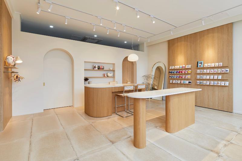 "白色与原木的 10 坪儿童家居店设计"-2