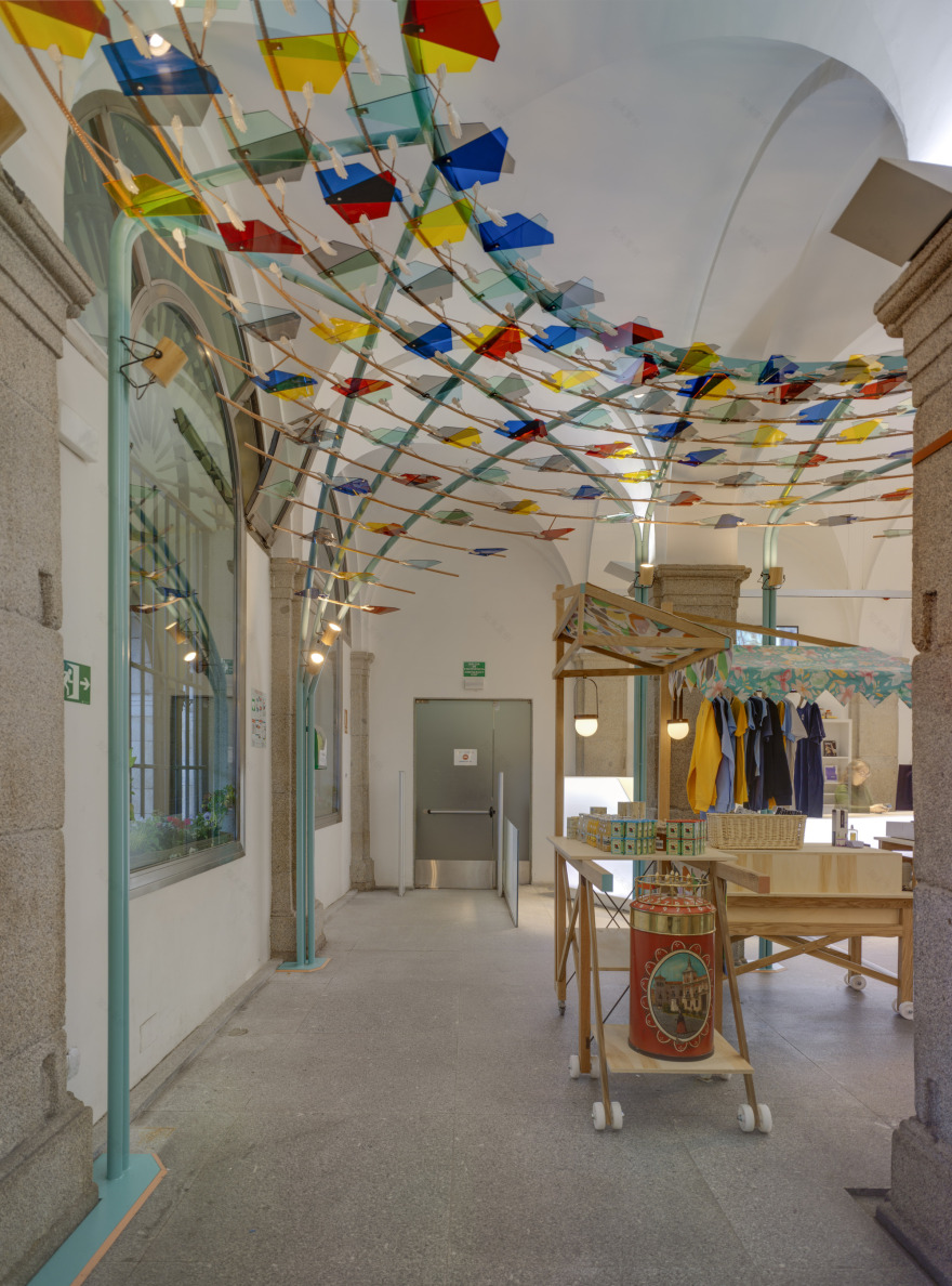 Madrid 地标设计,融合传统与现代的旅游礼品店-26