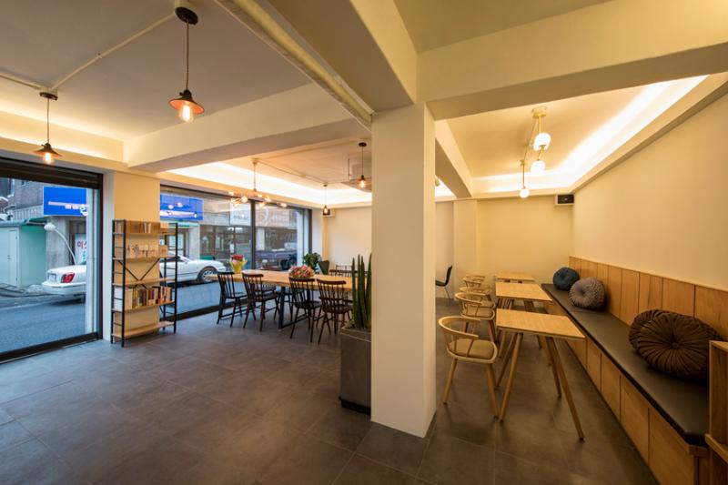 20 平极简咖啡厅，木质与白色的无压空间-10