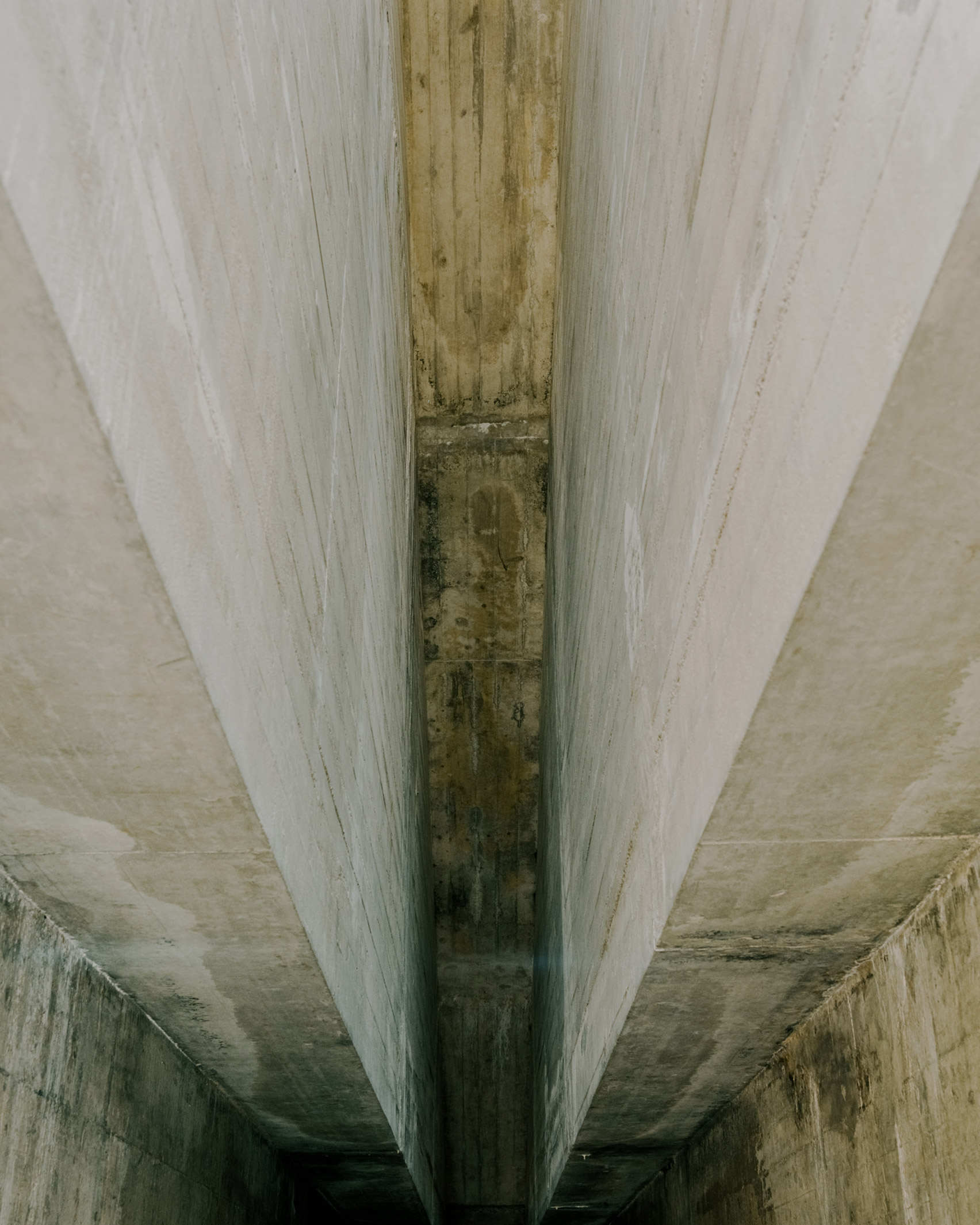 嵌入山岩的瑞士城堡入口-24