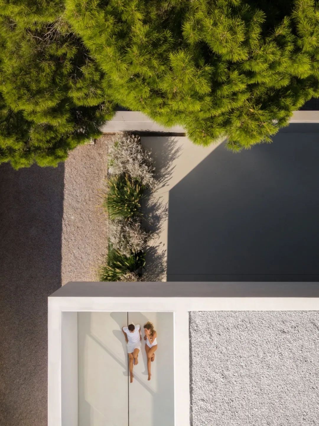 西班牙巴伦西亚“寂静之屋” | 半埋入式极简美学-36