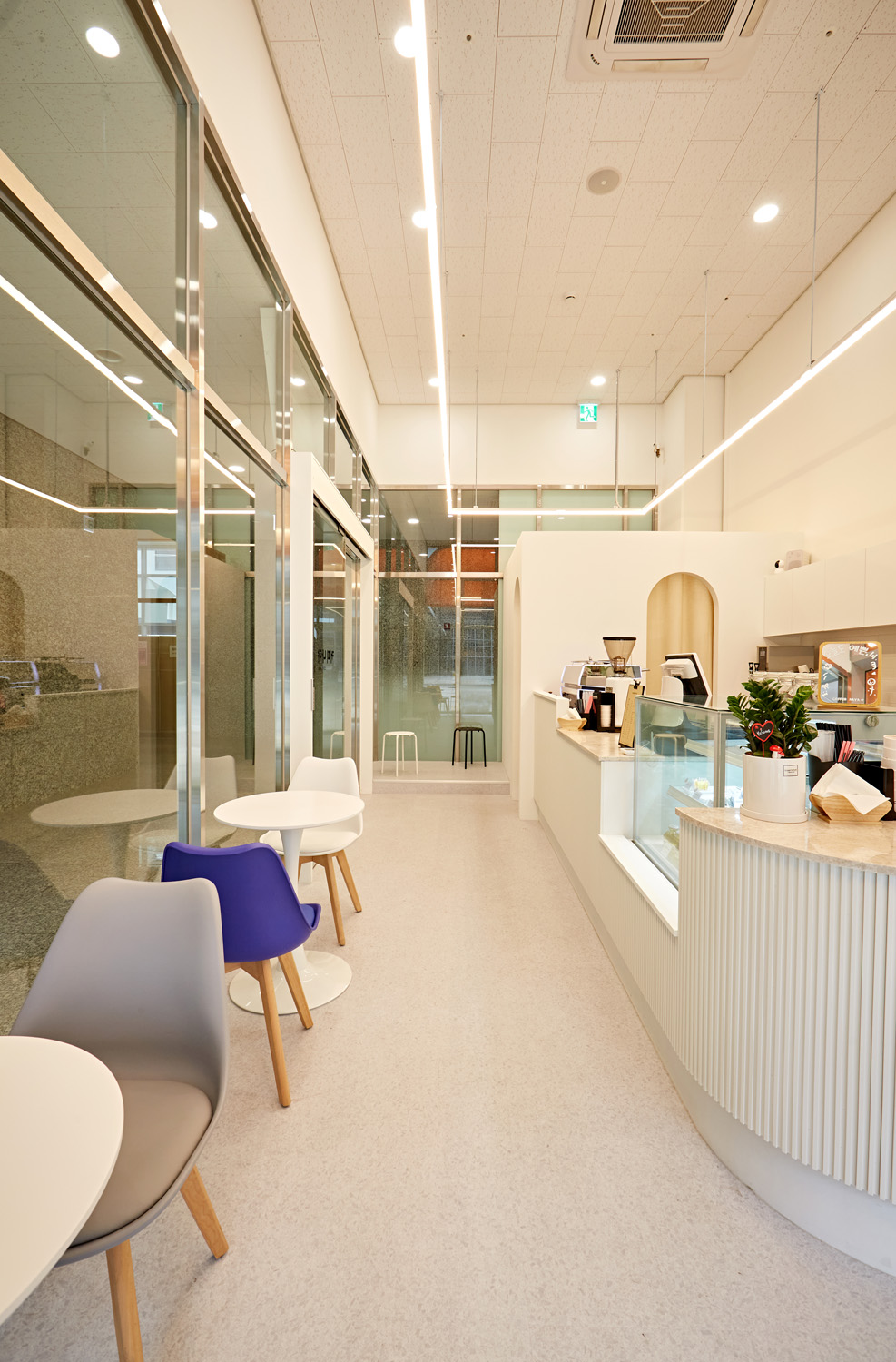 白色与木色交融，11 平小空间咖啡馆设计惊艳-10