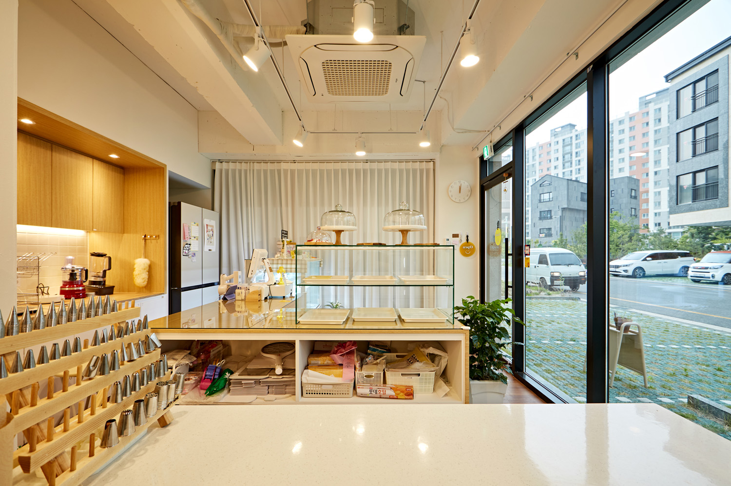 白色&原木风 7 坪咖啡店设计-7