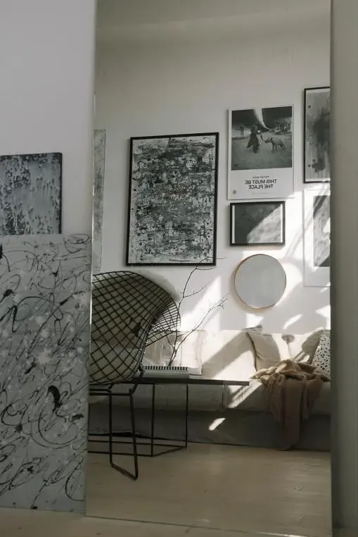 独特半圆形窗户照亮的明亮工作室-10