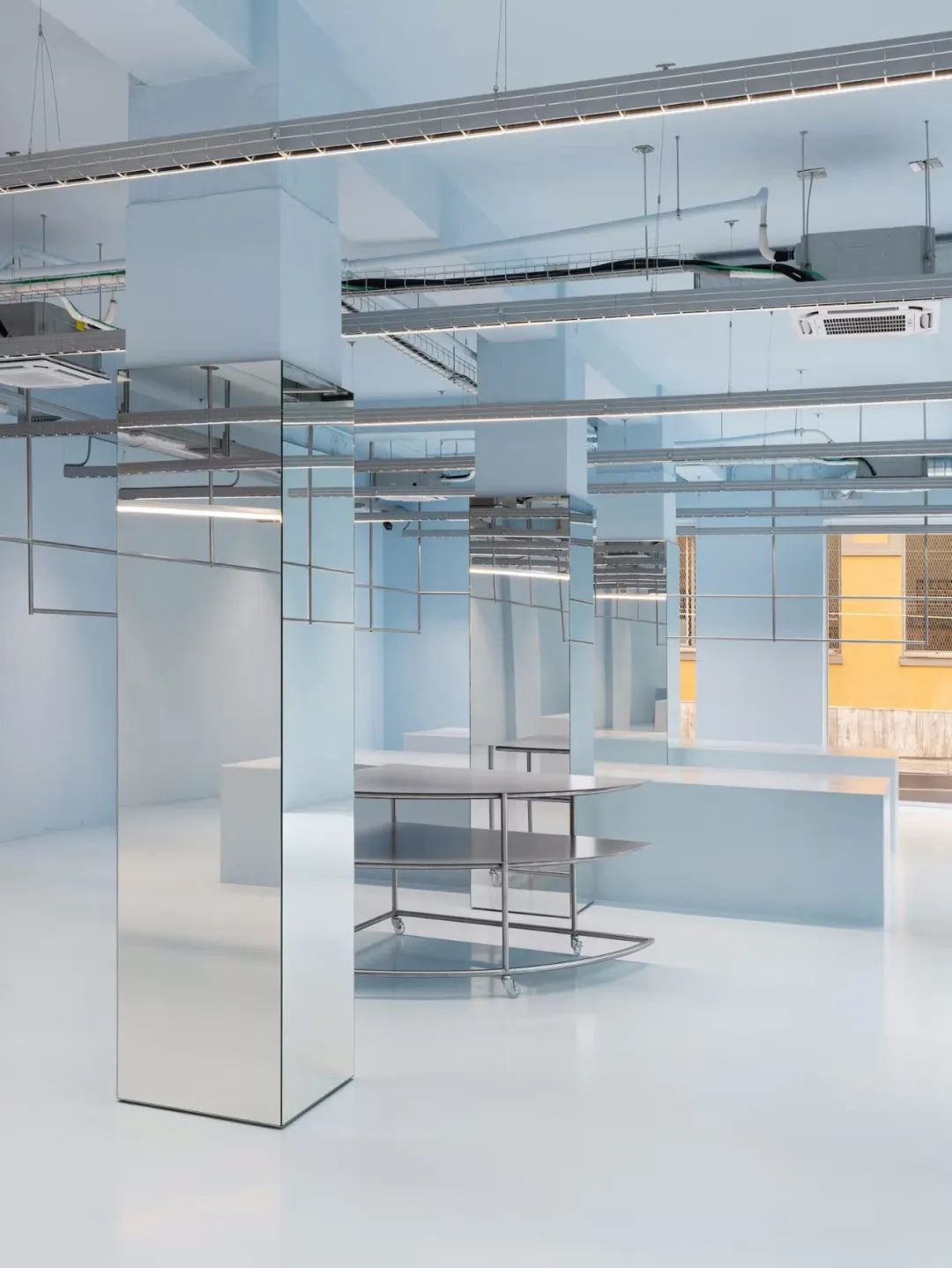 浅蓝色系的极简服装店设计丨意大利丨Modes Cagliari-25