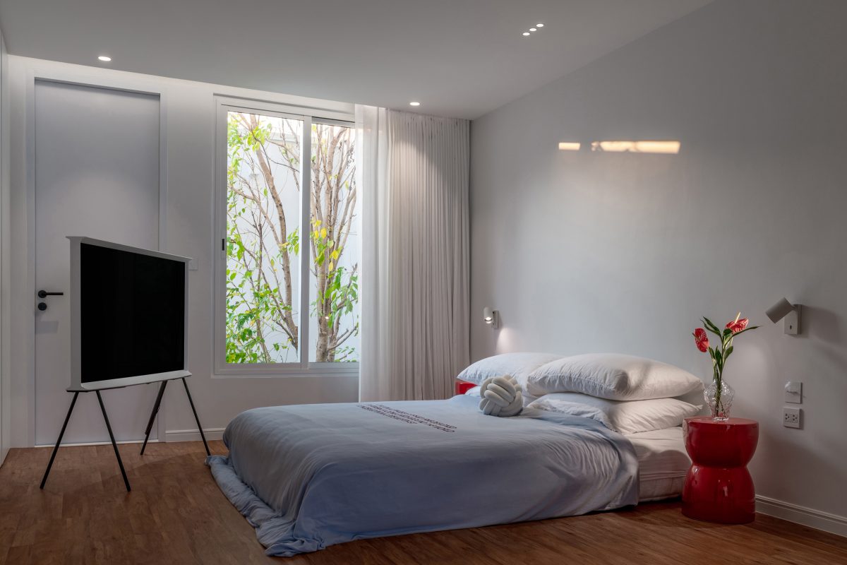 บ้านมินิมอล ของคู่รักนักออกแบบภายใต้กำแพงสีขาวสองผืน - room-13