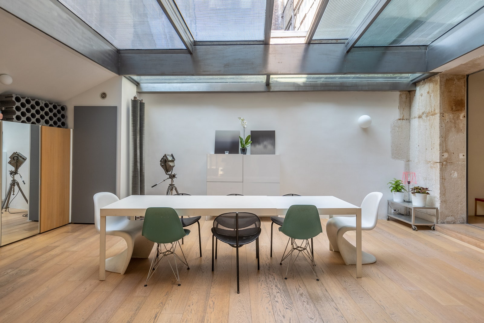 巴黎圣马丁运河旁，Jean Nouvel 设计的 144 平米 loft 公寓出售-1