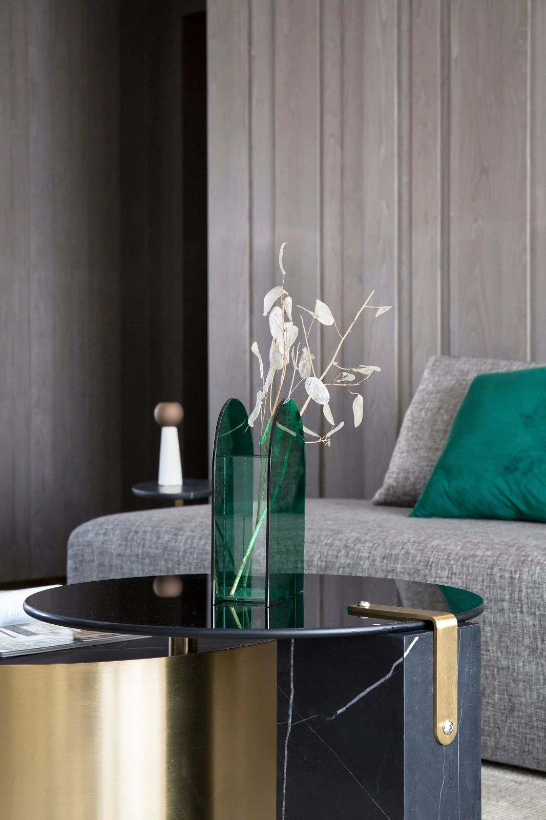 高级灰撞色搭配室内设计-11