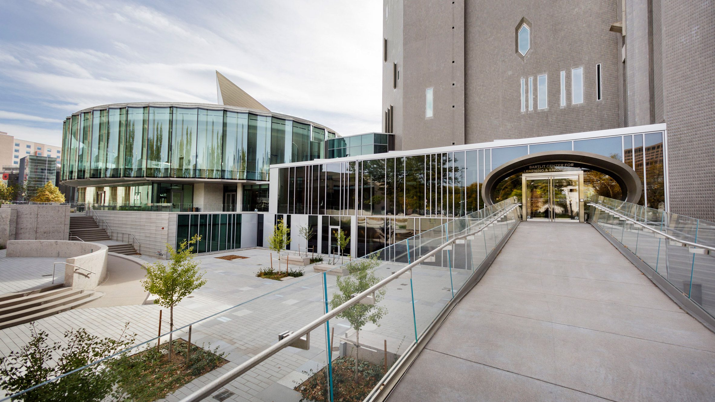 丹佛艺术博物馆扩建亮相，圆形欢迎中心成亮点-0