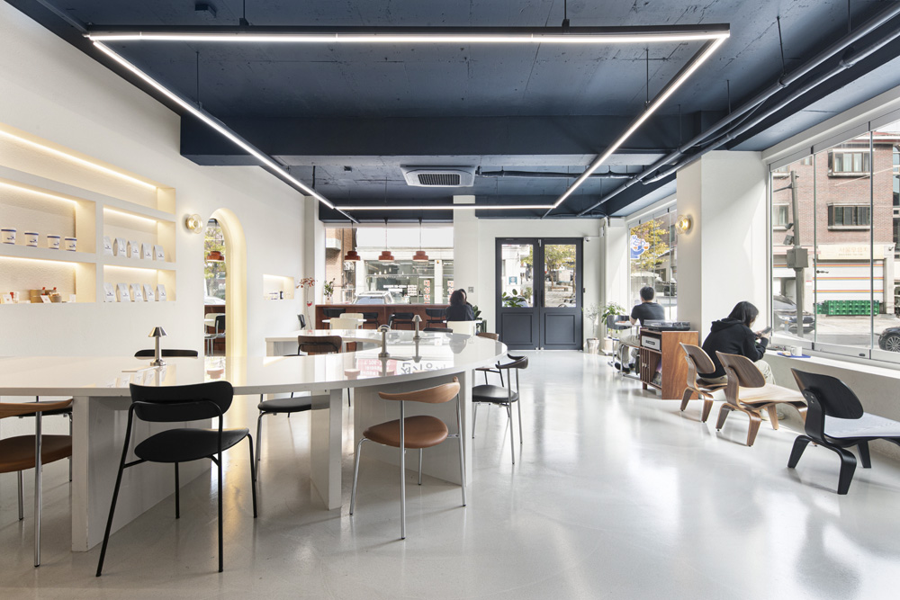 首尔 50 平小空间打造出的工业风咖啡厅-3