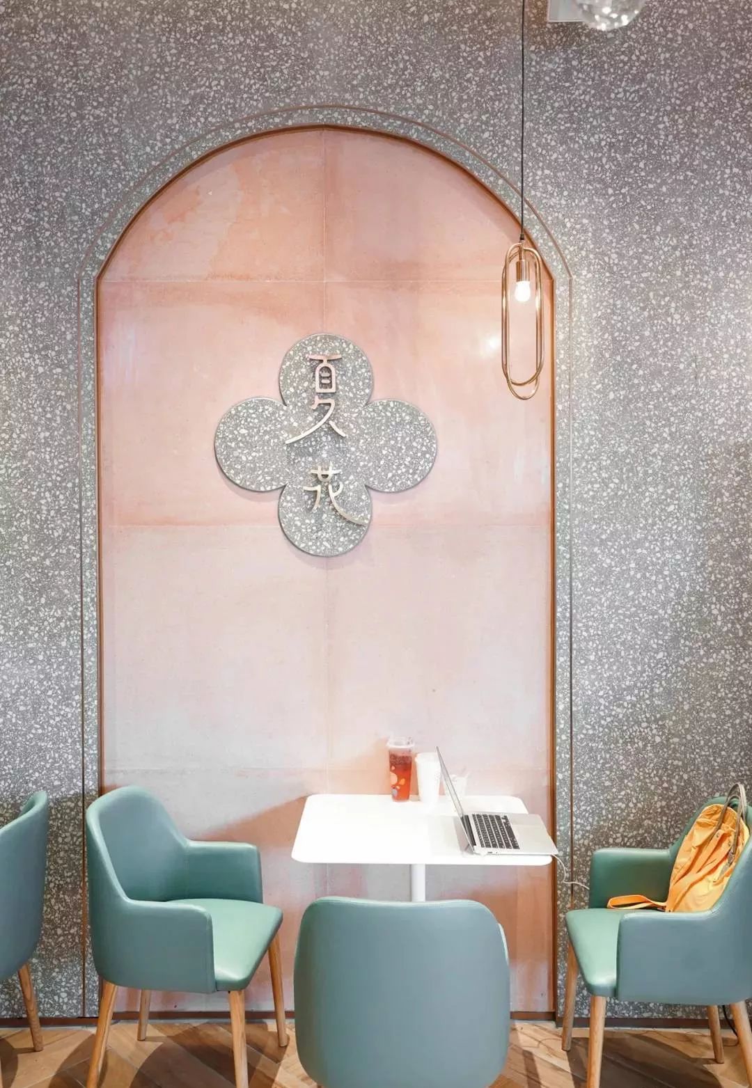 奈雪“黑化”开酒吧了？这设计女生来了就不想走！-54