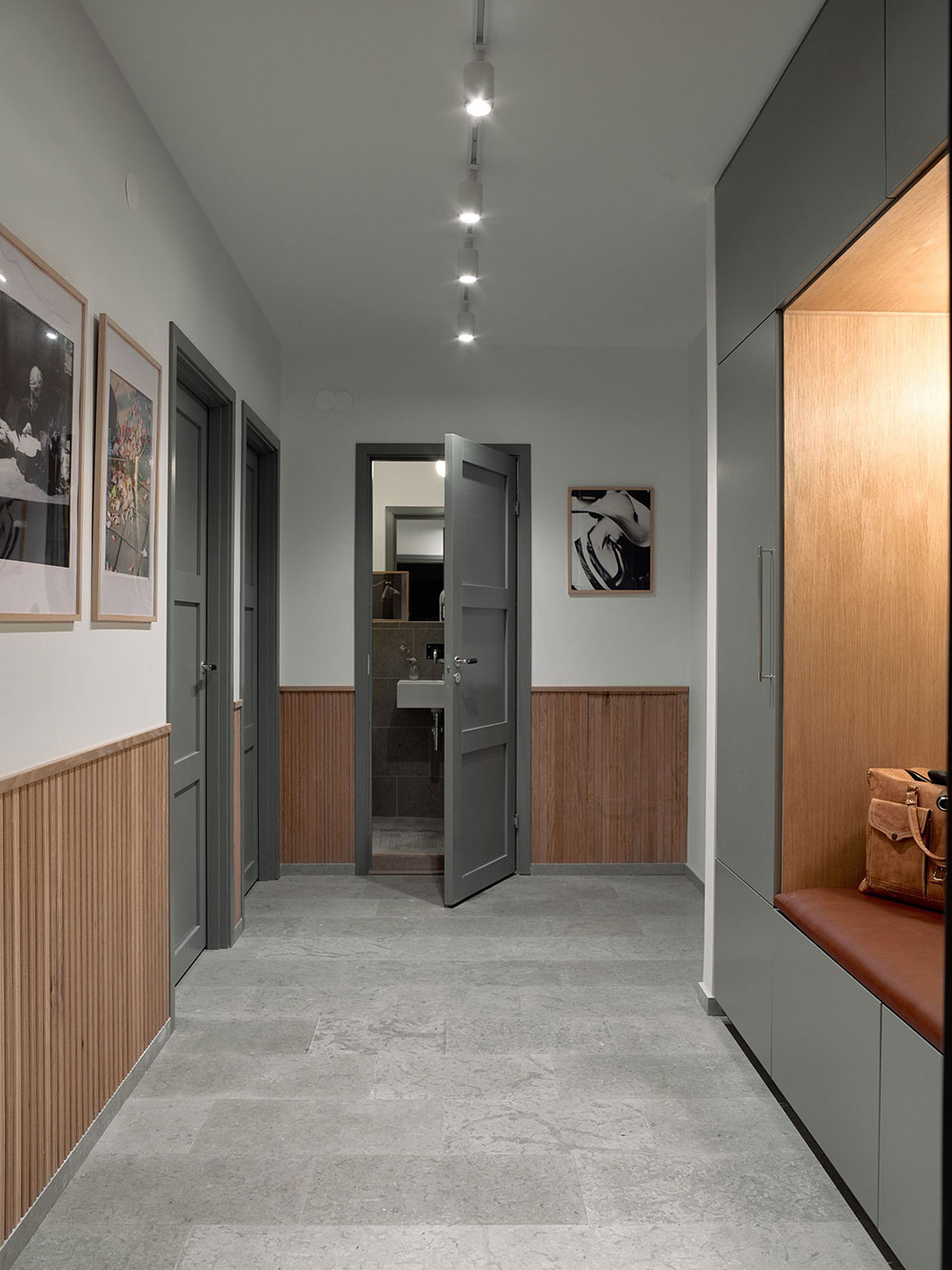 原木与灰色共舞，打造独特斯堪的纳维亚风格公寓-21