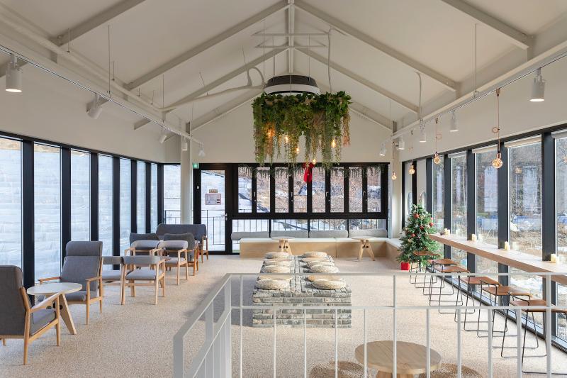 甜蜜的 58 平米白色&木质咖啡馆设计-2