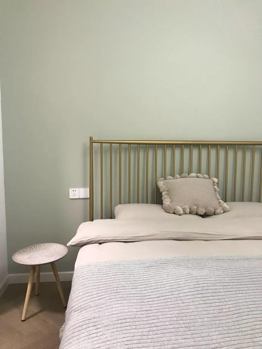 轻奢风卧室设计，黄铜色床铺打造高档氛围-14