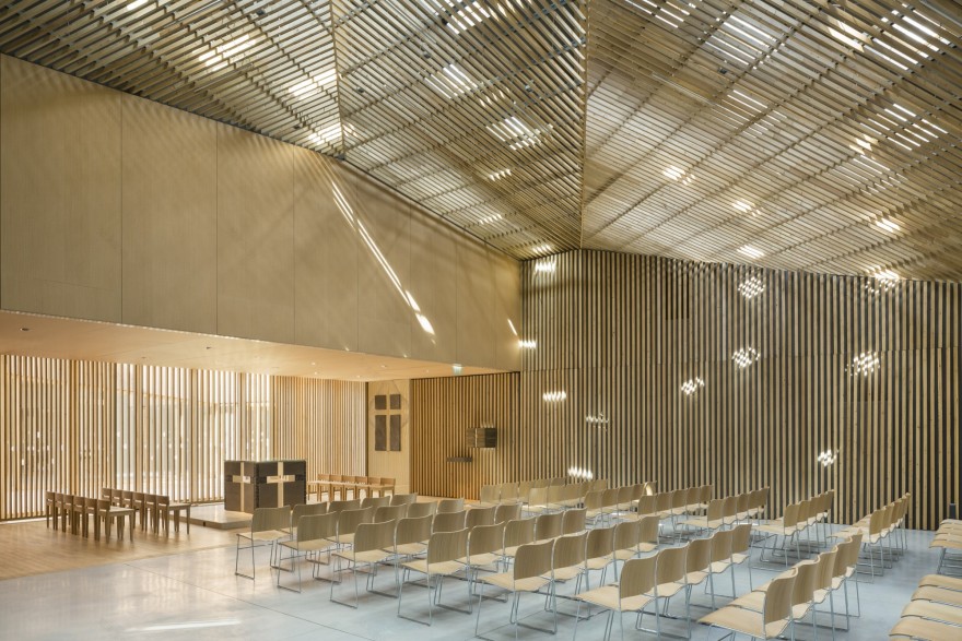 折叠 zinc 外壳中的宁静圣所——法国 Ensemble Pastoral Catholique 教堂设计-18