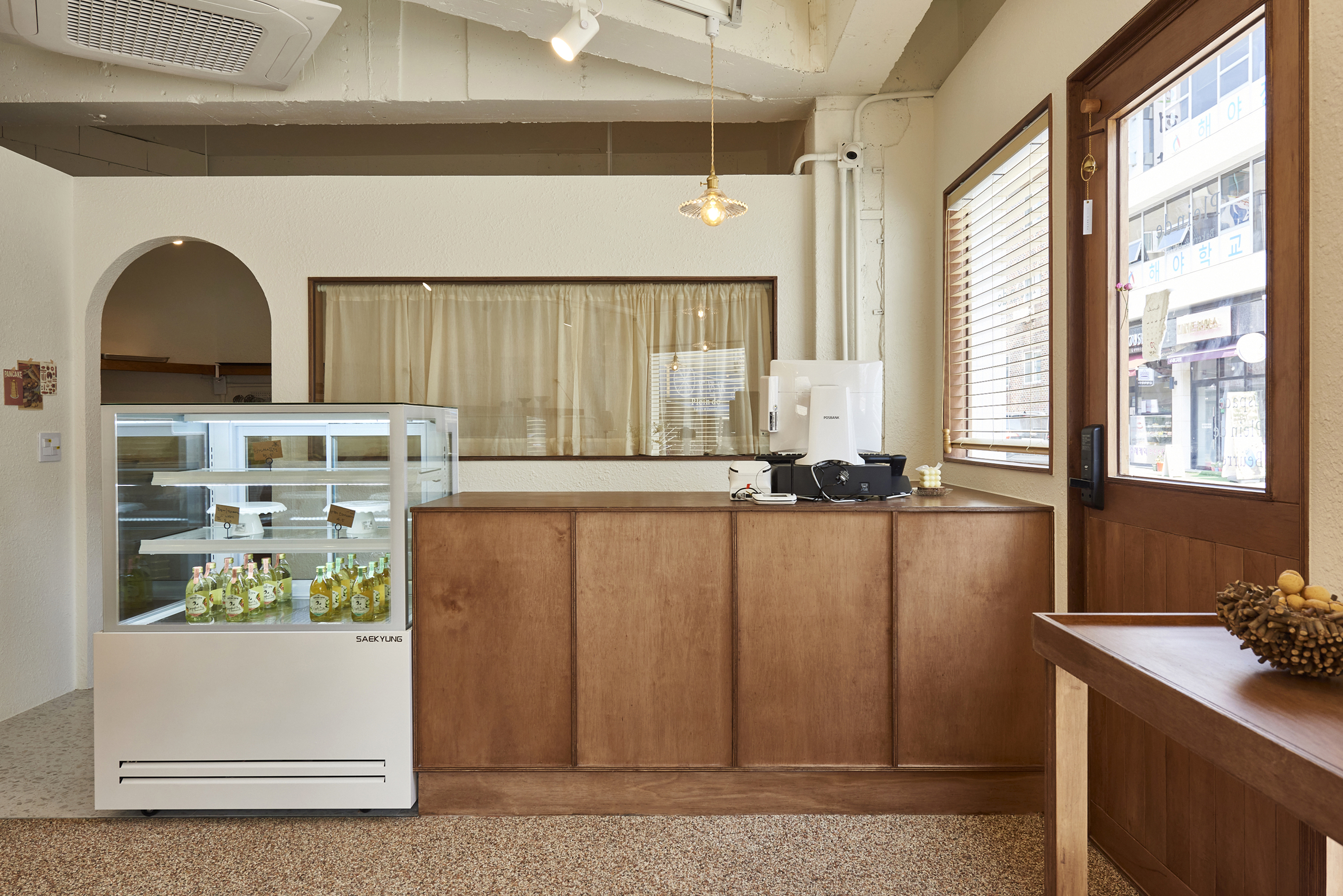 首尔 10 坪可爱面包店，温馨白色调与原木元素设计-5