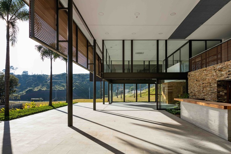 巴西自然景观中的社交俱乐部总部-4