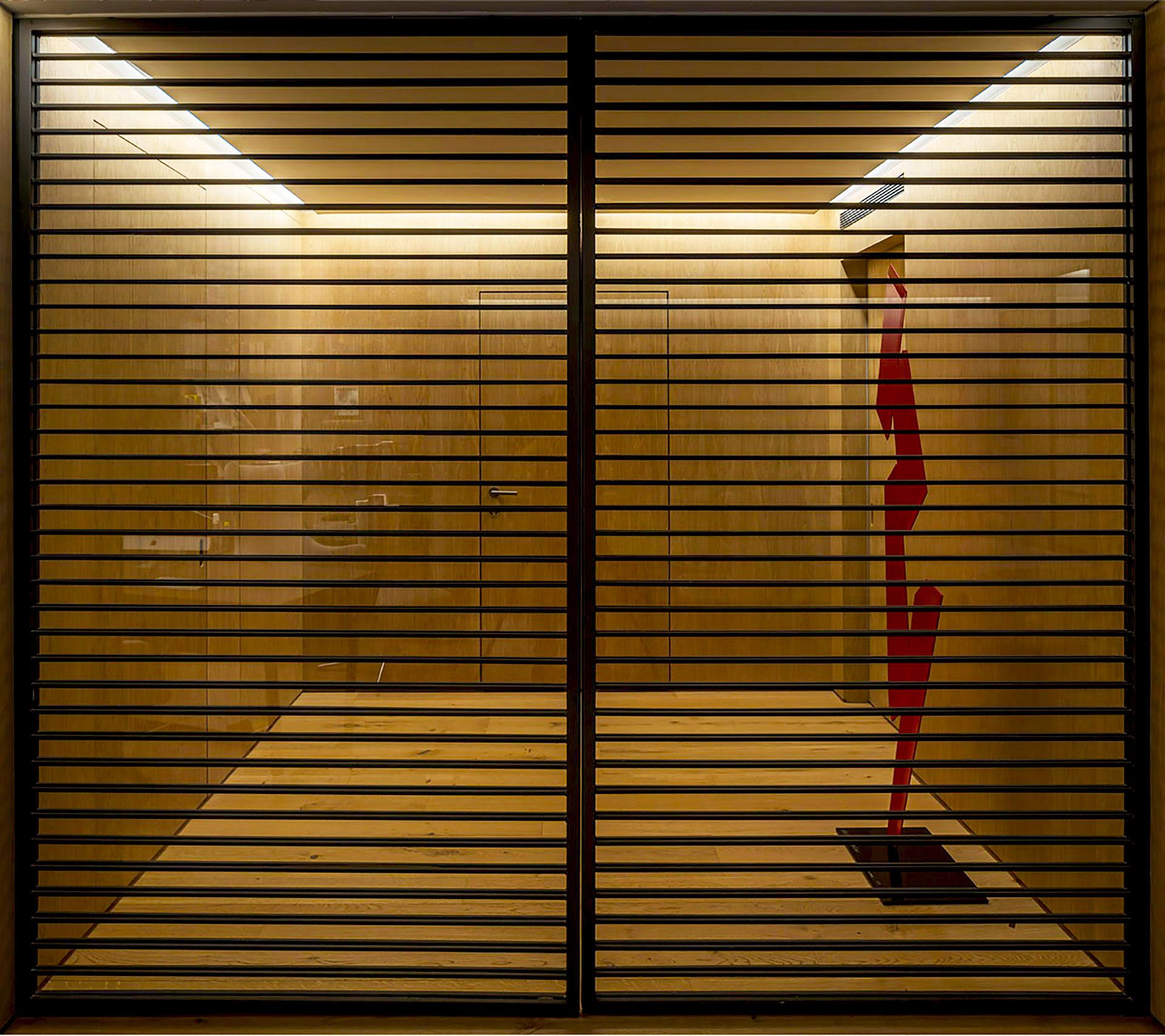 我认为 I HOUSE 可能并不是一个符合常规语义逻辑的表达如果 I  是品牌名首字母、个人名开头字母 、或者某个机构名称的缩略等，那么可以保留  I  不用翻译，直接翻译为  I 酒店，因为  house  常见释义中有 住宅；房子；（有特定用途的）建筑物 等意思，在一些语境中也可指代酒店、民宿这类供人居住的场所

如果这并非你想要的结果，由于这个短语表意不明确，难以准确判断其确切含义，请你提供更多的背景信息或语境 丨SpainMadrid-10