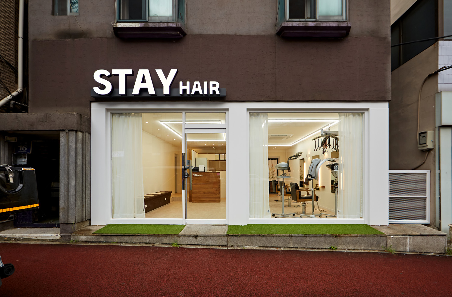 白色与木纹的极简美容室设计-2