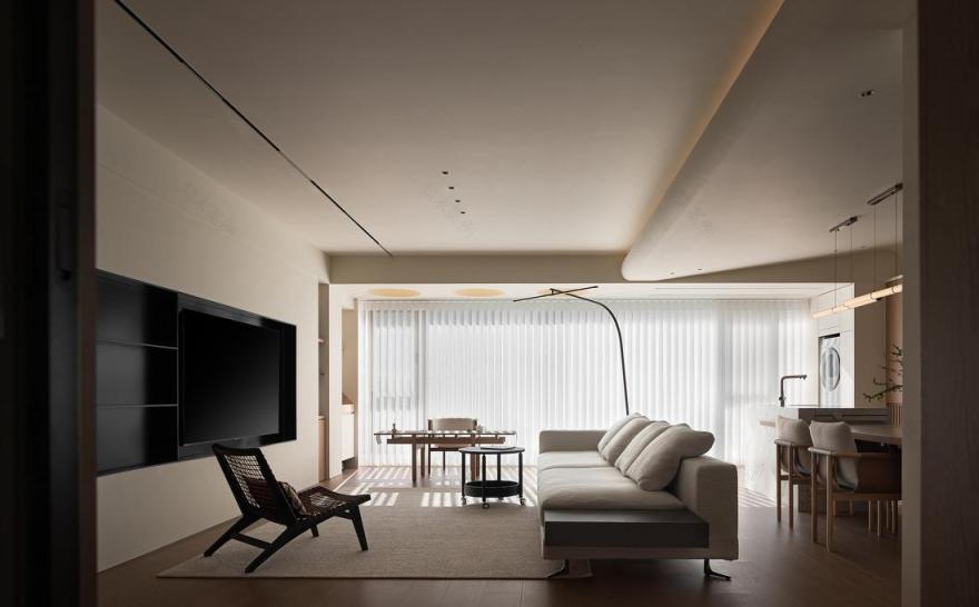 弧线隐去边界,墙体交错间藏起松弛与诗意-10