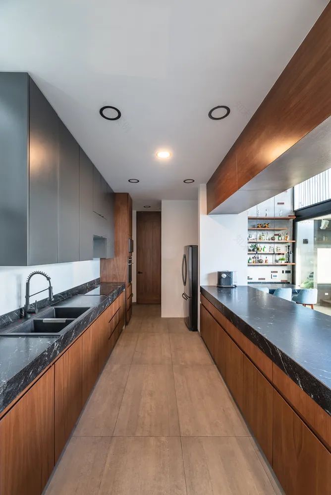 11 米长方形土地上的二层阁楼住宅-17