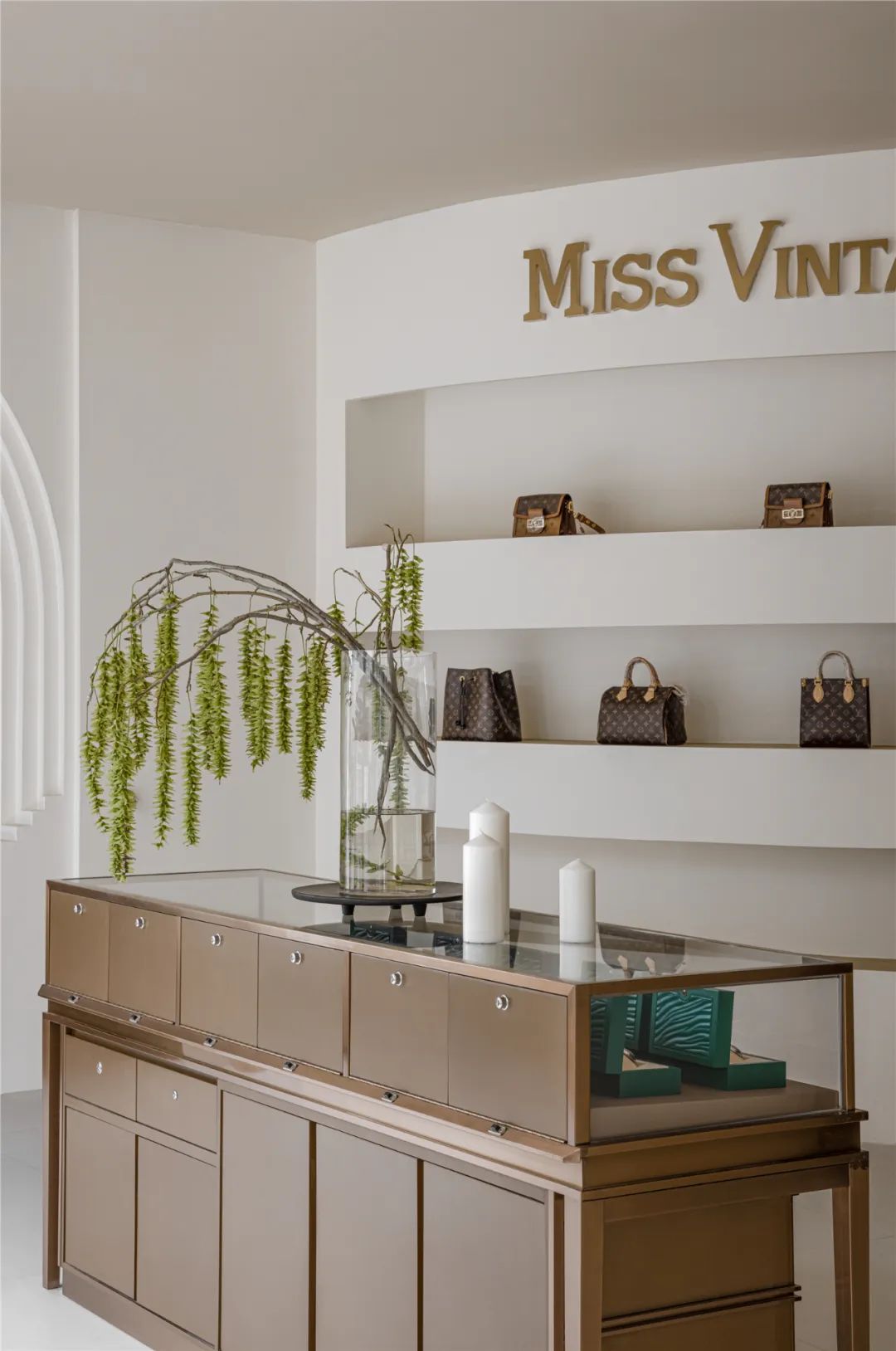 Miss Vintage 奢侈品集合店丨中国重庆丨岭众联合田艾灵设计-53