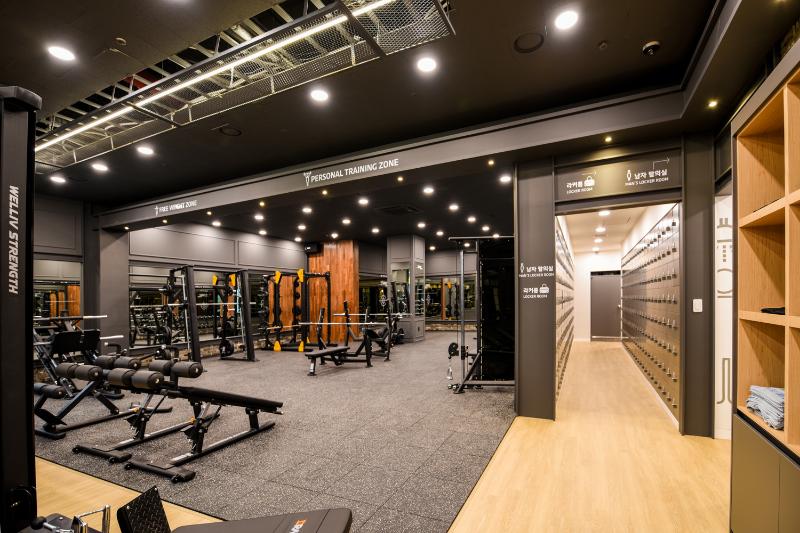 极简黑白色调的 157 平米健身中心设计-6