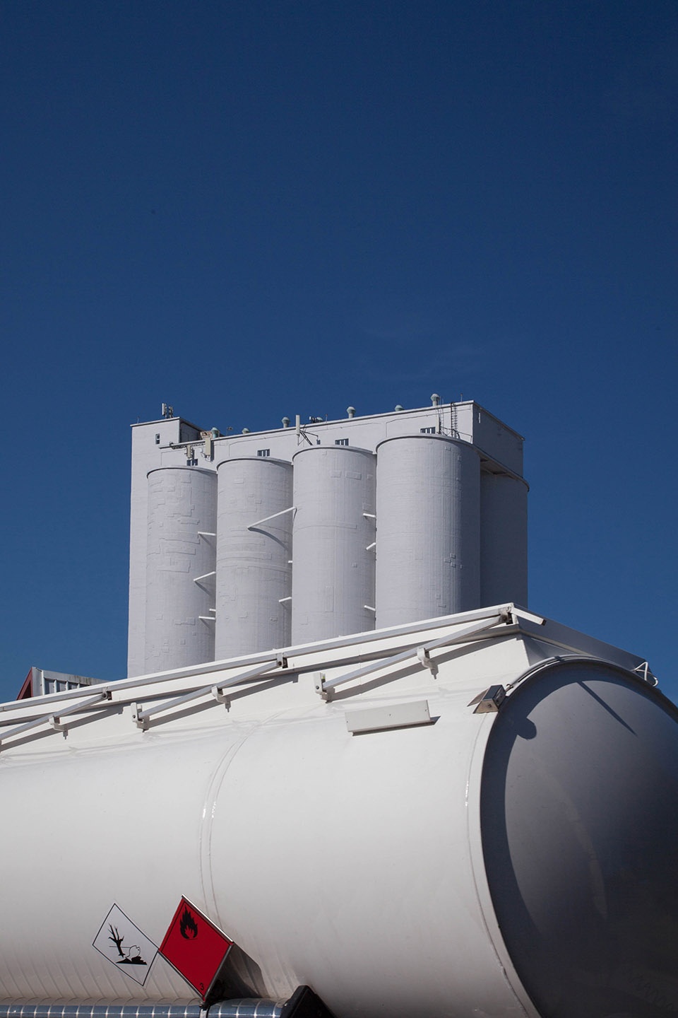 葡萄牙 Travessa 装置 | 铁钉固定的历史与艺术平衡-13