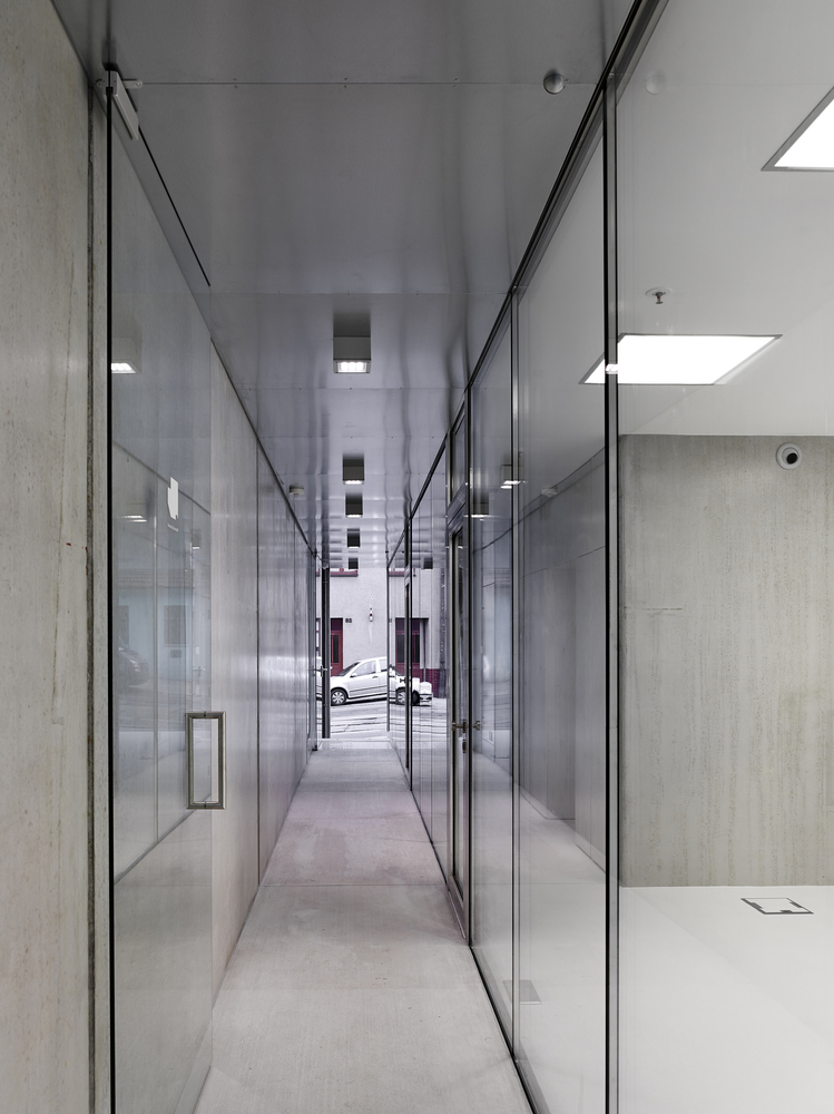 捷克布拉格四层狭长住宅-42